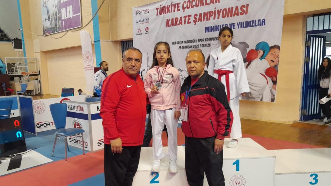Türkiye Çocuklar Karate Şampiyonası Minikler ve Yıldızlar müsabakasında 4/A sınıfı öğrencimiz Sümeyra YILDIZ 2.olmuştur.