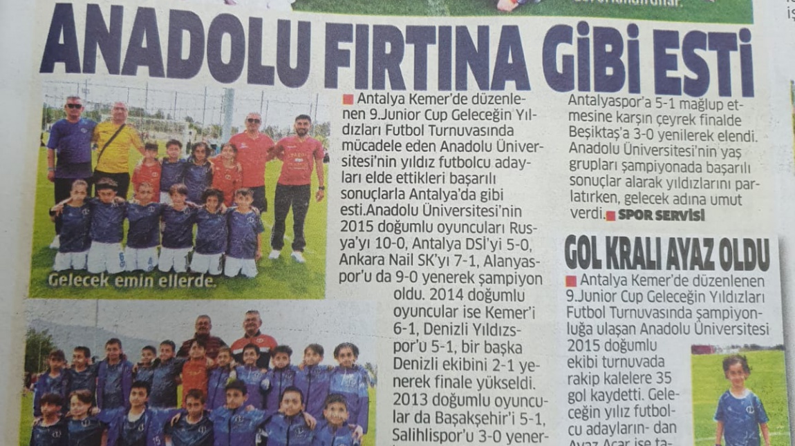 Antalya Kemer’de düzenlenen 9.Junior Cup Geleceğin Yıldızları Futbol Turnuvasında okulumuz 2D sınıfı öğrencilerinden Batuhan Aslan’ın da yer aldığı Anadolu Üniversitesi minikler futbol takımı şampiyon oldu 